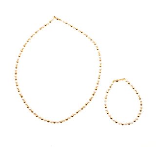 Gargantilla y pulsera con perlas y esferas de oro amarillo de 14k. Peso: 12.9 g.