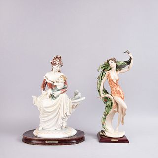 Lote 2 de figuras decorativas. Italia, SXX Elaboradas en pasta policromada. Maternidad y dama con pavoreal. Selladas Capodimonte