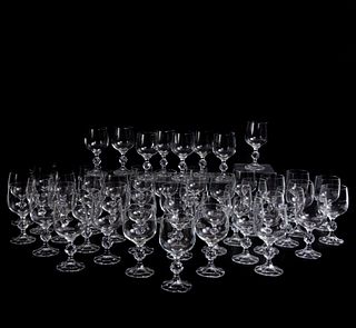 Juego de copas. Checoslovaquia, SXX. Elaboradas en cristal de Bohemia. Consta de: 24 copas para agua y 24 copas para vino. Pzs: 48