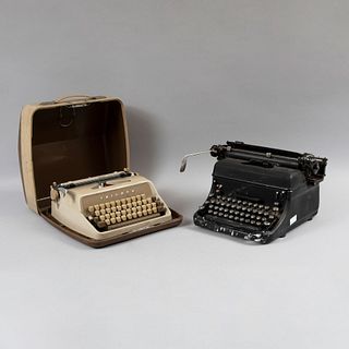 Lote de 2 máquinas de escribir. SXX. Elaboradas en metal y plástico. Una marca Triumph.