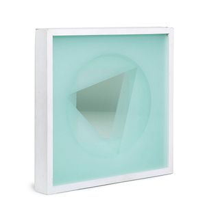 Laugs, Martha o.T. 1982. Spiegelobjekt. Teilweise satiniertes Glas über einem Spiegel in einem weißem Objektkasten (ungeöffnet). 31,8 x 31,9 x 5 cm. V