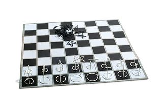 Kienholz, Edward Chess. 1997. Multiple. Schachspiel aus aufklappbarem Spielfeld aus Pappe u. je 12 Figuren aus schwarz u. weiß gelacktem u. gebogenem 