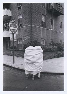 Meiselas, Susan Returning home from Manhattan Beach. Littly Italy, New York, USA. 1978. Späterer Abzug nach der Photographie von 1978. C-Print auf Pho
