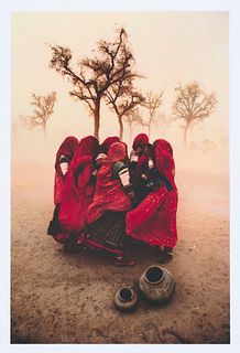 McCurry, Steve Rajasthan, India. 1983. Späterer Abzug nach der Photographie von 1983. C-print auf Photopapier. 15 x 15 cm. Verso m. Etikett, dort sign