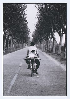 Erwitt, Elliott Provence, France. 1955. Späterer Abzug nach der Photographie von 1955. C-Print auf Photopapier. 15 x 15 cm. Verso m. Etikett, dort dru
