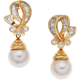PAIR OF EARRINGS WITH CULTURED PEARLS AND DIAMONDS IN 18K YELLOW GOLD White pearls, Diamonds (different cuts) | PAR DE ARETES CON PERLAS CULTIVADAS Y 