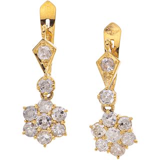 PAIR OF EARRINGS WITH DIAMONDS IN 18K YELLOW GOLD Brilliant cut diamonds ~1.40 ct. Weight: 3.6 g | PAR DE ARETES CON DIAMANTES EN ORO AMARILLO DE 18K 