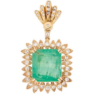 PENDANT WITH EMERALD AND DIAMONDS IN 14K YELLOW GOLD 1 Emerald cut emerald ~20.0 ct, Diamonds (different cuts) | PENDIENTE CON ESMERALDA Y DIAMANTES E