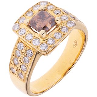RING WITH DIAMONDS IN 18K YELLOW GOLD 1 Princess cut diamond ~1.50 ct Clarity: VS1-VS2 Color: champagne. Size: 9 ½ | ANILLO CON DIAMANTES EN ORO AMARI