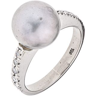 RING WITH CULTURED PEARL AND DIAMONDS IN 18K WHITE GOLD 1 Grey colored pearl, Brilliant cut diamonds ~0.10 ct. Size: 8 ½ | ANILLO CON PERLA CULTIVADA 