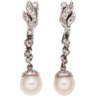 PEAR OF EARRINGS WITH CULTURED PEARLS AND DIAMONDS IN PALLADIUM SILVER White pearls, 8x8 cut diamonds ~0.12 ct. Weight: 4.7 g | PAR DE ARETES CON PERL