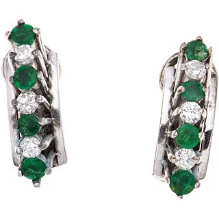 PAIR OF EARRINGS WITH EMERALDS AND DIAMONDS IN PALLADIUM SILVER Round cut emeralds ~0.40 ct, Brilliant cut diamonds ~0.30 ct | PAR DE ARETES CON ESMER