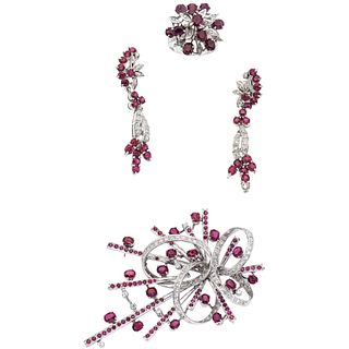 SET OF BROOCH, RING AND PAIR OF EARRINGS WITH RUBIES, SPINELS AND DIAMONDS IN PALLADIUM SILVER Weight: 34.0 g | JUEGO DE PRENDEDOR, ANILLO Y PAR DE AR