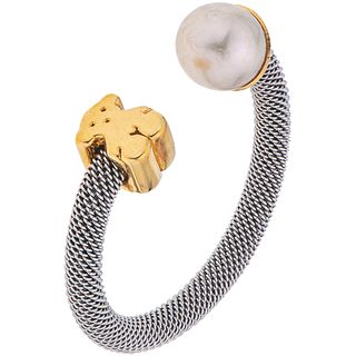 RING WITH CULTURED PEARL IN STEEL AND 18K YELLOW GOLD 1 Cream colored pearl. Weight: 2.2 g. Size: 9 ¼ | ANILLO CON PERLA CULTIVADA EN ACERO Y ORO AMAR