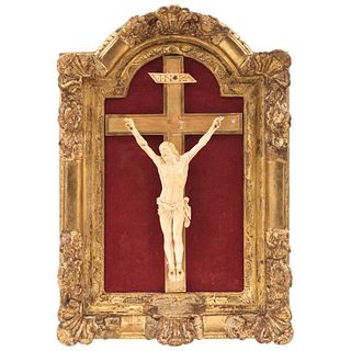 CRUCIFIED CHRIST 19TH CENTURY Carved in ivory, Carved wooden cross and frame Red velvet background. Christ: 8.4 x 5.3" (21.5 x 13.5 cm) | CRISTO CRUCI