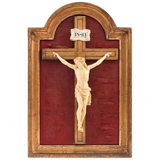 CRUCIFIED CHRIST 19TH CENTURY Ivory carving, cross and wooden frame. Red velvet background. Christ: 7 x 5.3" (18 x 13.5 cm) | CRISTO CRUCIFICADO SIGLO