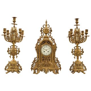 MANTEL ORNAMENTS, FRANCE, Ca.1900 Made in gilt bronze with decoration in the manner of scrolls, acanthus and rosettes details. | GUARNICIÓN FRANCIA, C