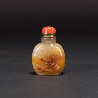 A CHINESE AGATE SNUFF BOTTLE 