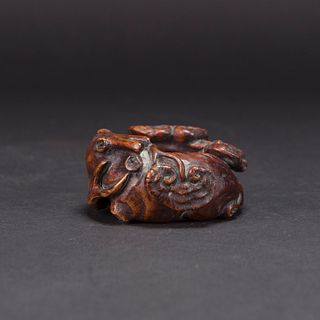 A CARVED CHEN XIANG WOOD ORNAMENT 