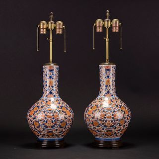 A PAIR OF IRON RED&GILT DECORATED BLUE&WHITE VASE, LAMPS 