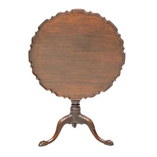 Very Finely carved Chippendale antique mahogany "pie-crust" tilt top table