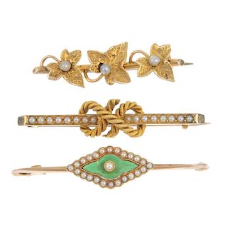 A selection of three early 20th century brooches. To include a 15ct gold split pearl bar brooch with