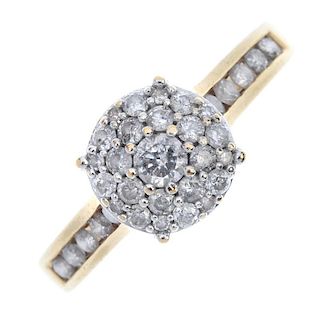 An 18ct gold diamond cluster ring. The graduated brilliant-cut diamond circular-shape cluster, to th