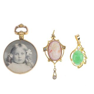 A selection of mostly 20th century jewellery. To include a shell cameo pendant with openwork split p