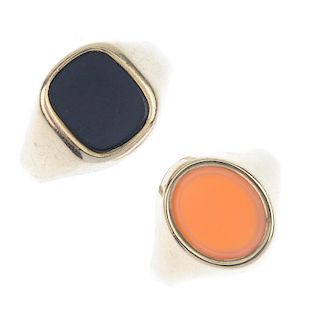 Two 9ct gold hardstone signet rings. The first designed as a oval-shape carnelian panel, the second
