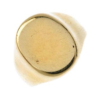An 18ct gold signet ring. Hallmarks for London. Weight 16.7gms. <br><br> Overall condition good. Sur