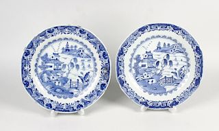 A pair of Chinese Export blue and white porcelain plates. Late 18th/early 19th century (Qianlong/Jia