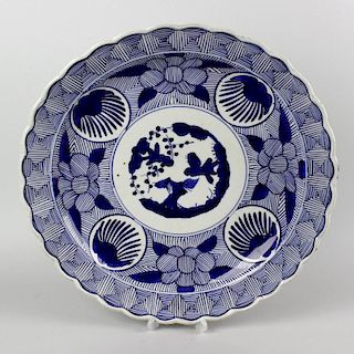 A box containing assorted oriental blue and white porcelain. To include a lobed charger, 18 (46cm) d