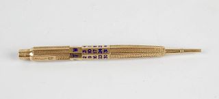 A 9ct gold cased retractable pencil, the tapering heptagonal barrel having textured surface, with ce