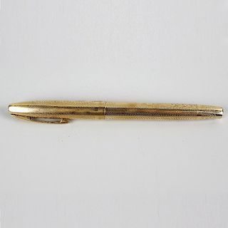 A 9ct gold Sheaffer fountain pen. Having 14k gold nib, the engine turned body with vacant rectangula