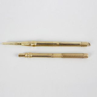 A Sampson Mordan & Co. yellow metal retractable dual fountain pen and pencil, having stippled textur