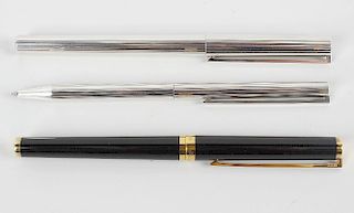An S. T. Dupont fountain pen, with silvered ribbed body and matching silvered ribbed S. T. Dupont ba