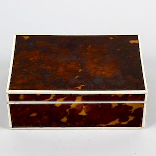 An early 20th century ivory-strung tortoiseshell cigarette box. Of rectangular form with hinged line