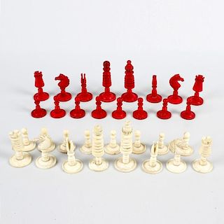 A late 19th century Barleycorn-pattern chess set. In red-stained and natural bone and/or ivory, King