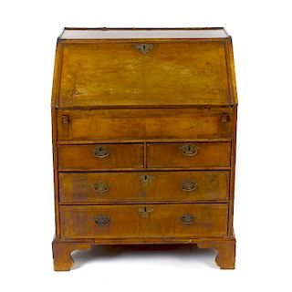A George II-style walnut bureau of small proportions, 19th century. The rectangular top with cushion