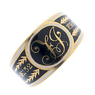 A George III 18ct gold memorial ring. The tapered band with black and white enamel to the monogram a