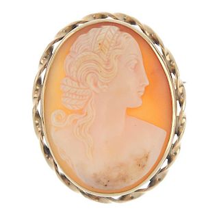 A 9ct gold cameo brooch/pendant. The oval shape carved shell depicting a classical lady, with twisti