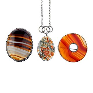 A selection of agate jewellery. To include a pear-shape moss agate pendant, a circular banded agate