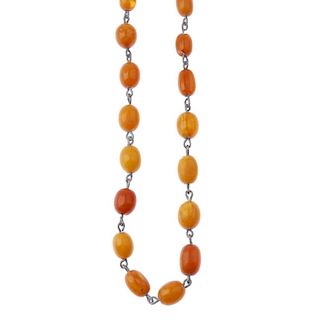 An amber necklace. Comprising twenty-two oval-shape natural amber beads, measuring 1.2 to 0.9cms. Le