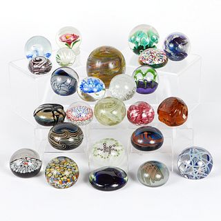 Grp: 25 Glass Paperweights