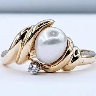 Charming Pearl & Diamond Ring