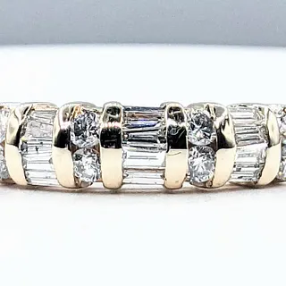 Shimmering 1.00ctw Round & Baguette Diamond Ring