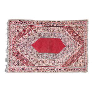 Tapete. Medio Oriente, SXX. Estilo Kilim. Elaborado en fibras de lana y algodón. Decorado con motivos geométricos sobre fondo rojo.