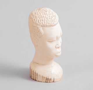 Busto de dama. Origen oriental, SXX. Talla en marfil. 12.5 cm de altura.