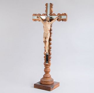 Cristo en la cruz. México, SXX. Cristo en pasta policromada, cruz en madera con aplicaciones de espejo. 88 cm de altura.