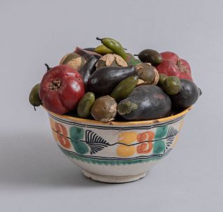 Frutero. Primera mitad del SXX. Frutas elaboradas en cera y frutero en cerámica policromada.